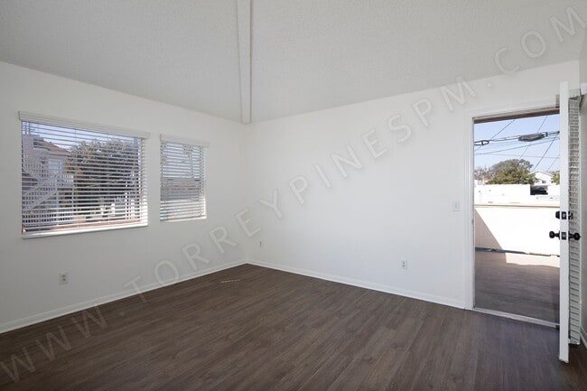 Building Photo - *OPEN HOUSE: 11/29 11:30am-12:30pm* 3BR Townhouse in Pacific Beach + W/D