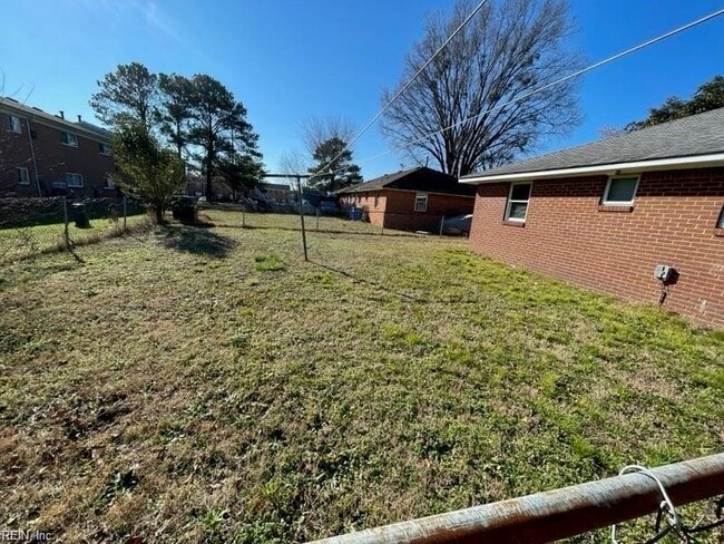 Building Photo - 2018 Pond Lane