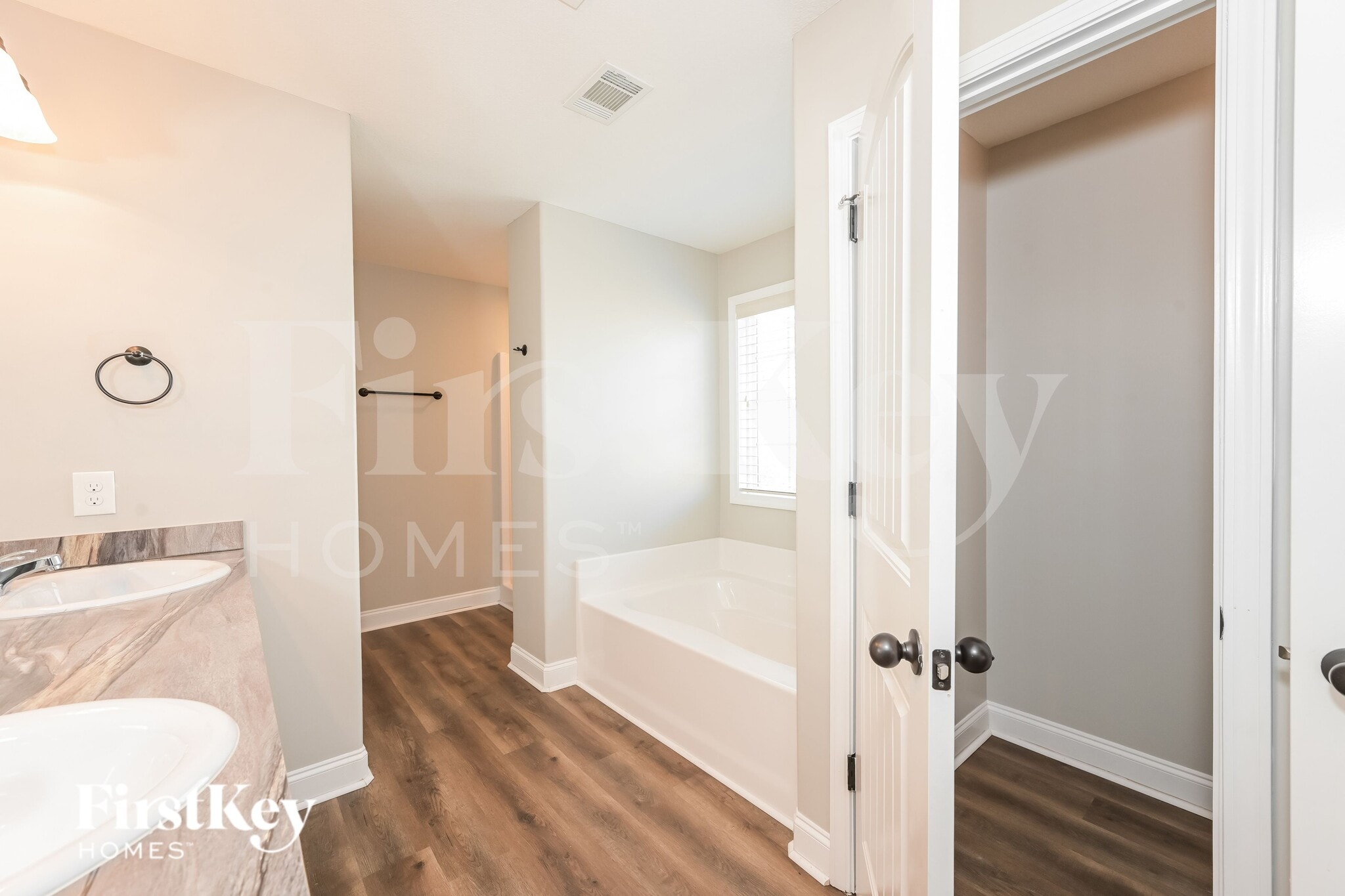 Building Photo - 1921 Roxey Ln