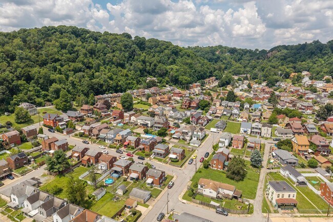 Building Photo - Newly renovated 3 bedroom home in McKees Rocks available now!