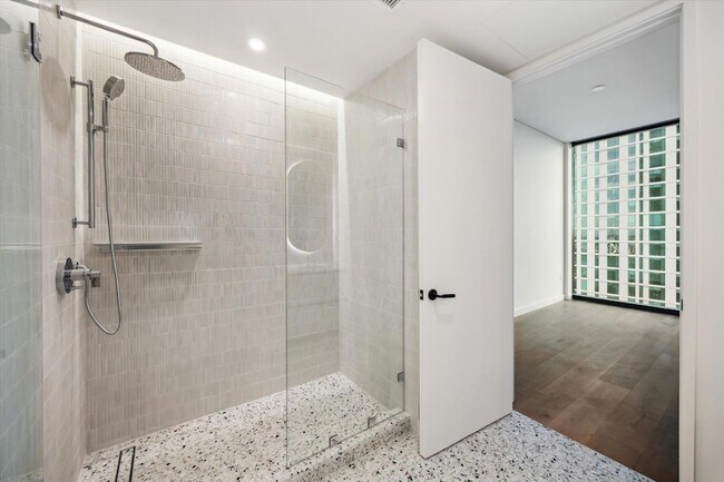 Building Photo - 610 Davis St