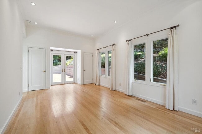 Building Photo - 125 Bayview Ave