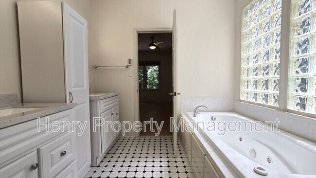 Building Photo - 4521 Briarglen Ln