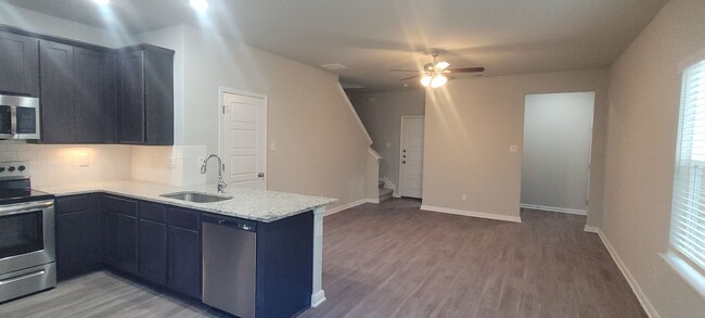 Building Photo - Luxury 3/2.5 Townhome in Cibolo