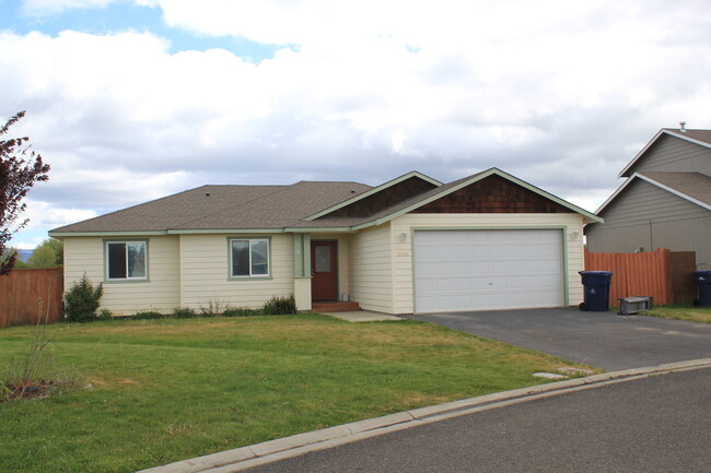 Primary Photo - Nice 3 Bedroom with Tasteful Upgrades!