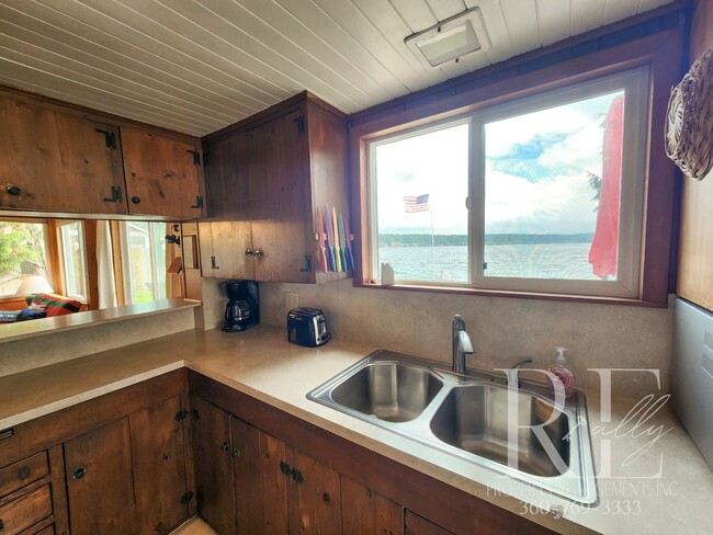 Building Photo - Charming Waterfront Retreat in Poulsbo, Wa...