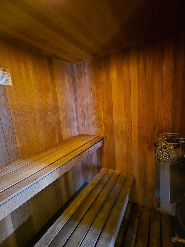 Building Photo - Wonderful Mountain Meadows "end unit"