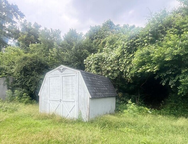 Building Photo - Cozy 2BR Cottage/No Carpet, large laundry ...