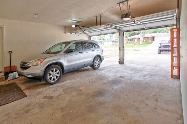 Building Photo - Private & Cozy Duplex In Prime Holland Loc...