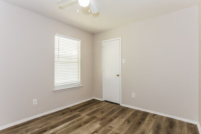 Building Photo - 617 Sawyer Dr