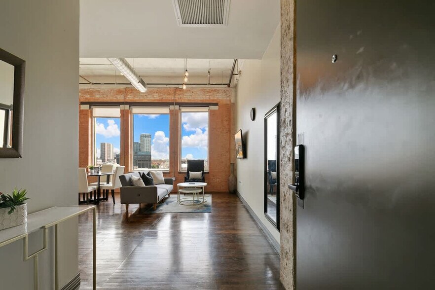 Building Photo - 500 S Ervay St