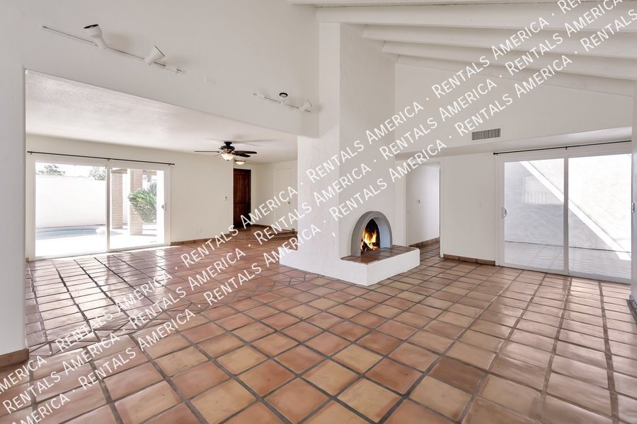 Building Photo - 2076 E Alameda Dr