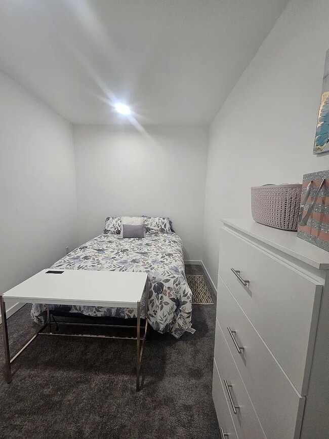 Building Photo - Luxurious 6-Bedroom Haven with Updated Ele...