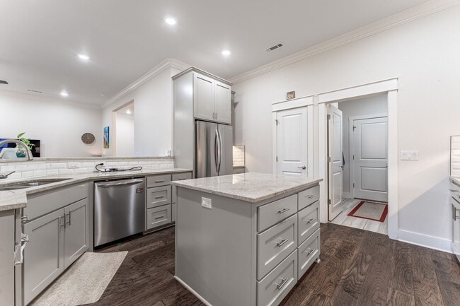 Building Photo - "Contemporary Elegance: Spacious 4 Bed, 3 Bath Modern Rental Home"