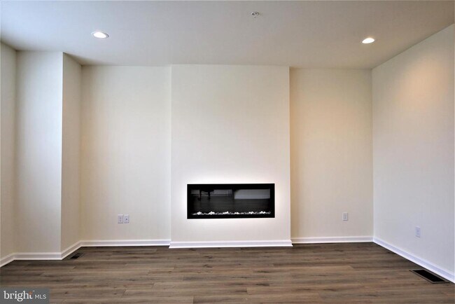 Building Photo - 61 Becker Dr