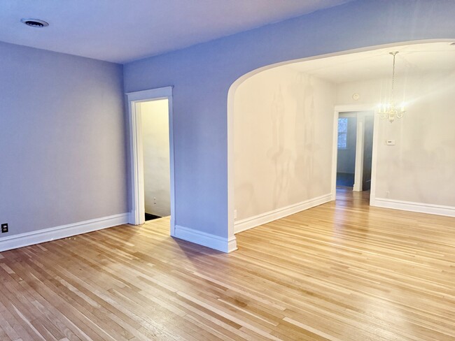 Building Photo - Spacious 2-Bed Duplex in St. Louis: Modern...