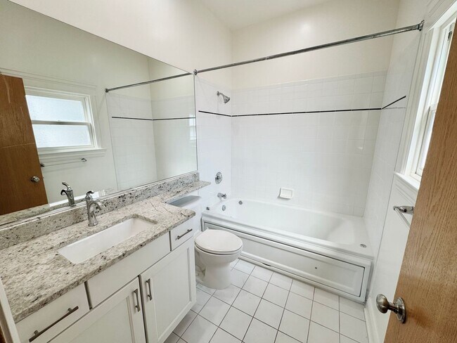 Building Photo - Fully Renovated 3-Bed/2-Bath in Lincoln Park, Parking Included!