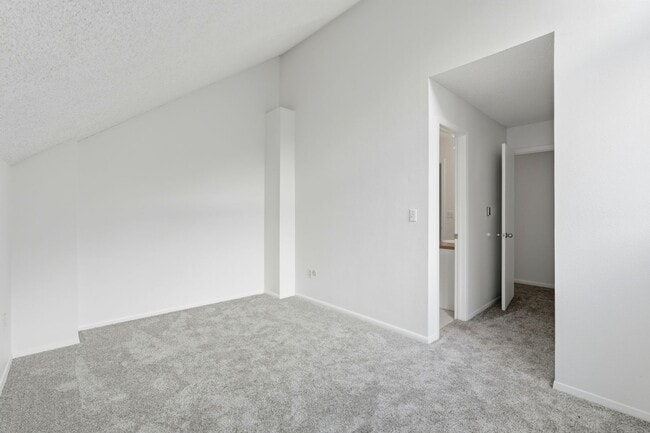 Building Photo - Beautiful 5-bed, 3.5 bath townhome steps from hiking trails and West Pearl St