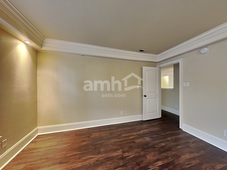 Building Photo - 12925 Old Glory Dr