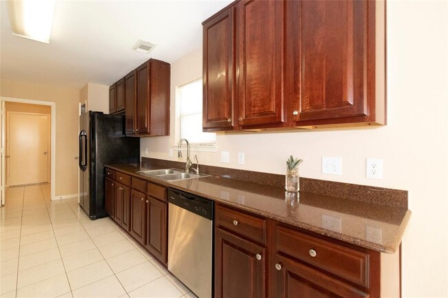 Building Photo - 2202 Crossmill Ln