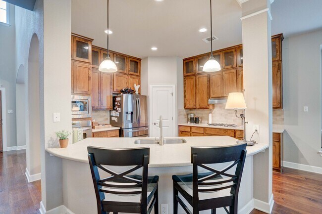 Building Photo - Beautiful 4 Bedroom, 3.5 Bathroom Home with Garage & Private Backyard