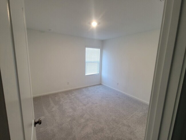 Building Photo - 1612 Parlier St
