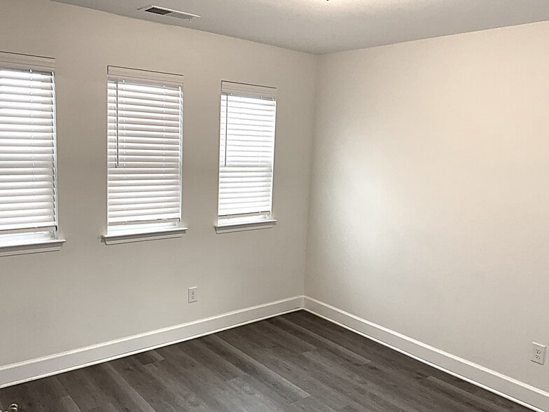 Building Photo - 5702 Lakemont Dr