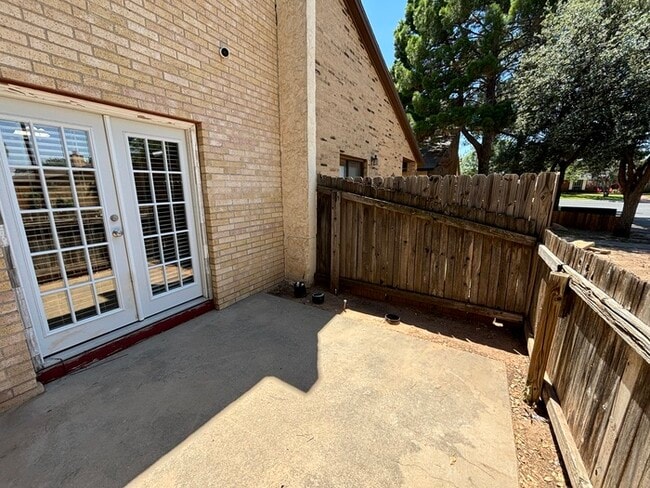 Building Photo - 2 bed 2 bath townhome