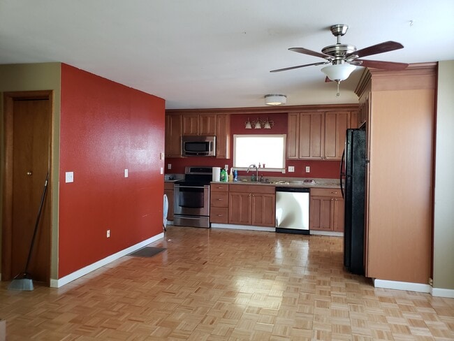 Open floor kitchen - 124 SW Davis Ave
