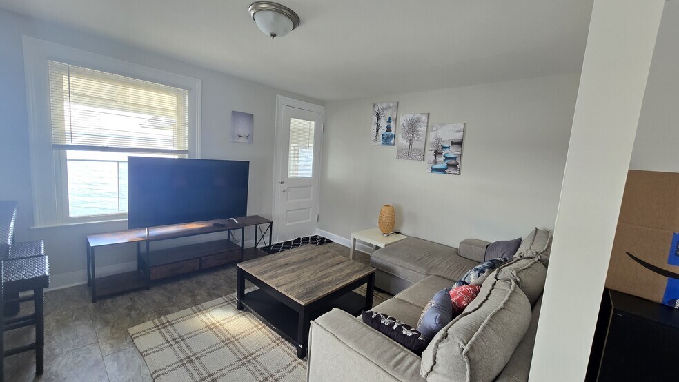 Building Photo - 92 Townsend Ave