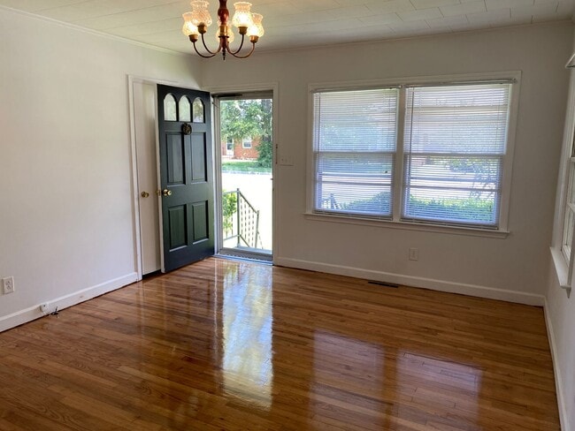 Building Photo - 3 Bed 1 Bath House with Spacious Backyard