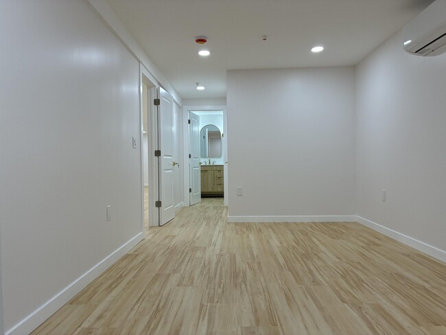 Building Photo - 716 11TH St