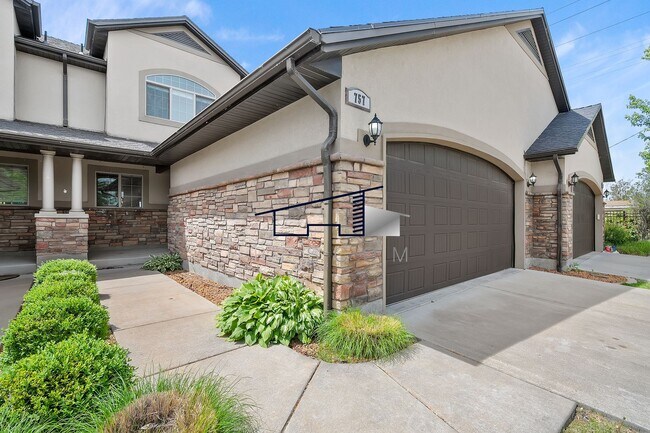 Building Photo - Large Riverdale 4 Bedroom 3.5 Bathroom Tow...