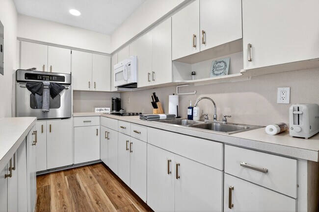 Building Photo - 1761 NE 55th St