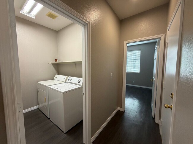 Building Photo - Beautiful 3 Bedroom 2 Bath Single Story Three Bedroom in Spring Mountain Ranch!