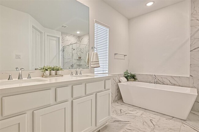 Building Photo - 323 Highland Bayou Dr