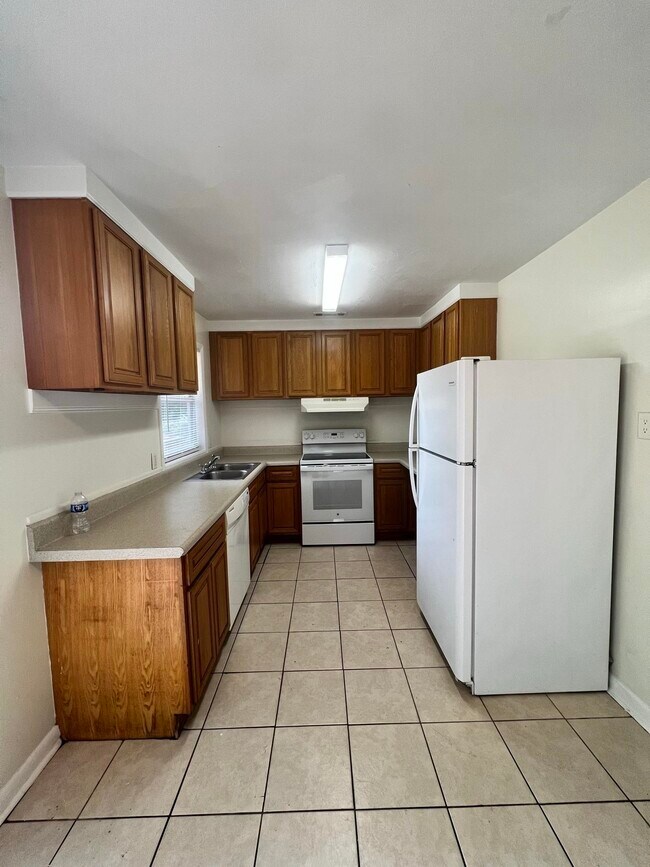 Building Photo - 3611 S Lakewood Dr