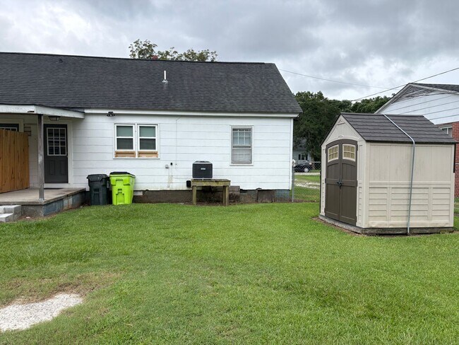 Building Photo - Charming 2BR/1BA Home