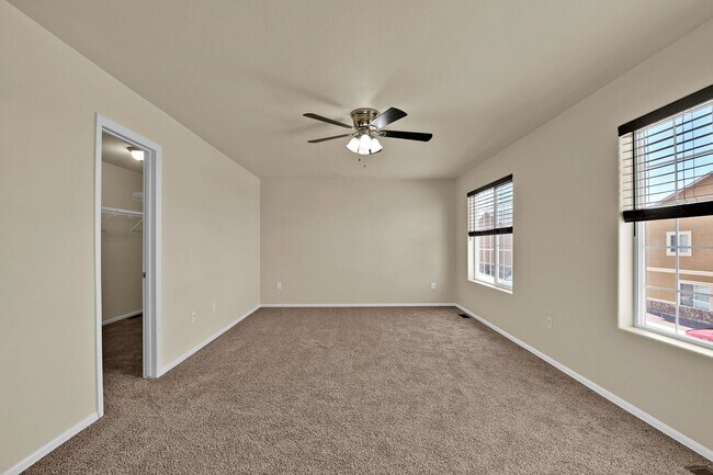 Building Photo - Move-In Ready Townhome with Luxury Finishe...