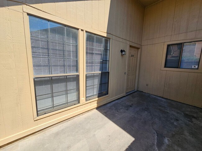 Building Photo - 3125 Tudor Ln