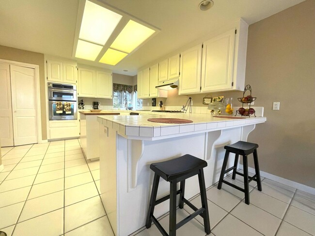 Building Photo - Elegant 4 bedroom 2.5 bath home, Furnished...