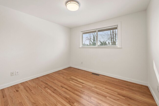 Building Photo - Beautiful 3 bed/2.5 bath Split Level Home – Close to Boeing & The Landing