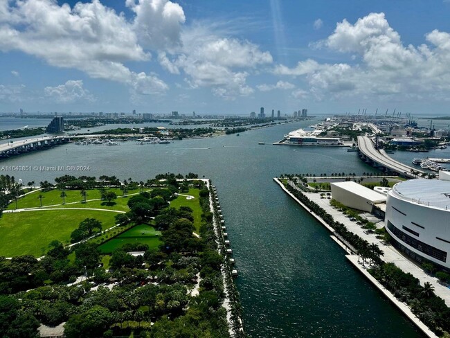 Building Photo - 900 Biscayne Blvd