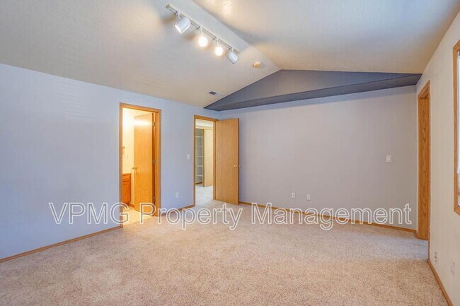 Building Photo - 5502 NE 89th Ave