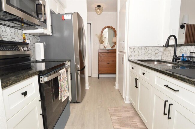 Building Photo - 8714 Mallard Reserve Dr