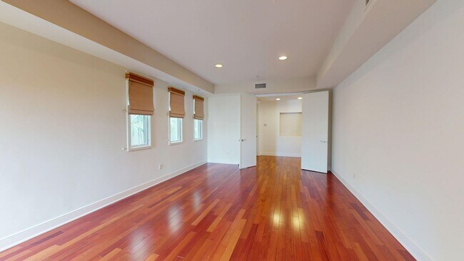 Building Photo - Luxurious Condominium | Rooftop Deck with Bay and Downtown Views