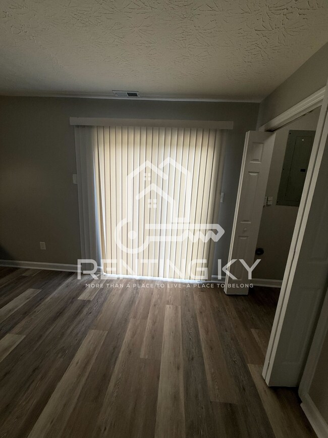 Building Photo - Newly Renovated 2-Bed, 1.5-Bath Townhouse!