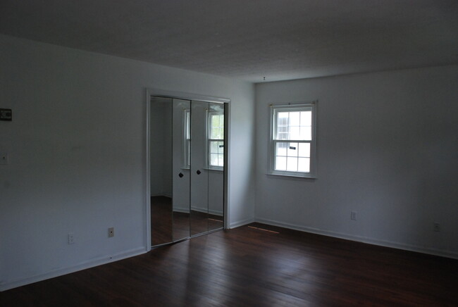 Building Photo - 3 Bedroom, 2.5 bath house in Newport News-...