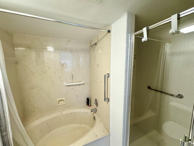 Building Photo - 5121 Oakhill Ln