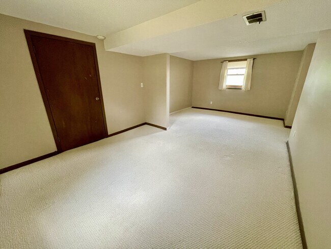 Building Photo - 105 Colony Dr